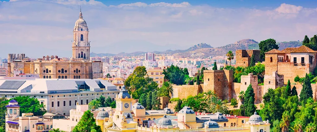 Vista de Málaga con la torre de la Catedral y la Alcazaba entre el caserío del centro