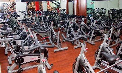Gimnasio de la RUT con máquinas de entrenamiento