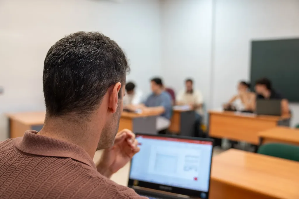 Grupo reducido en una clase de refuerzo dentro de la residencia