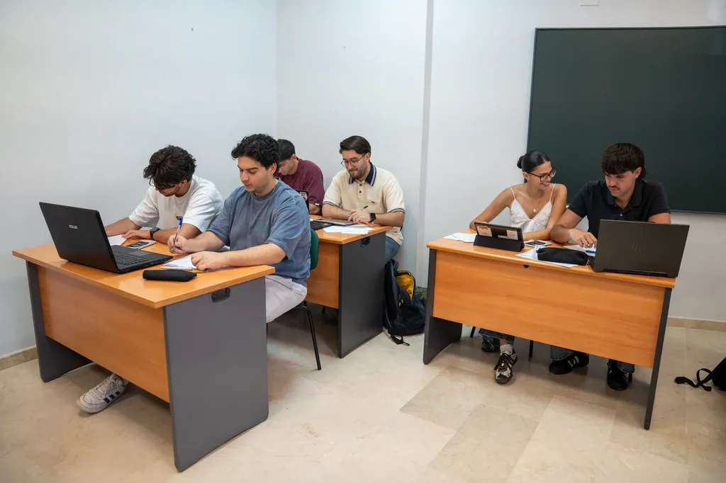 Estudiantes trabajando en la sala de estudio de la Residencia RUT