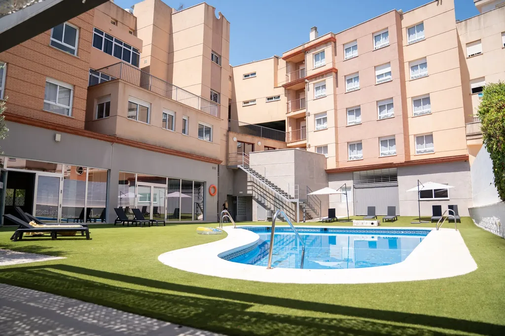 Vista elevada de la piscina y el jardín de la residencia