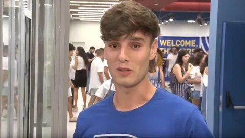 César Llopis, con camiseta azul de la RUT, durante una fiesta en el hall. Pulsa para ver su testimonio