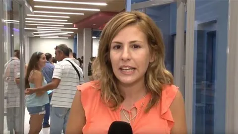 Encarni responde a una entrevista en el pasillo de la residencia durante un evento. Pulsa para ver su testimonio